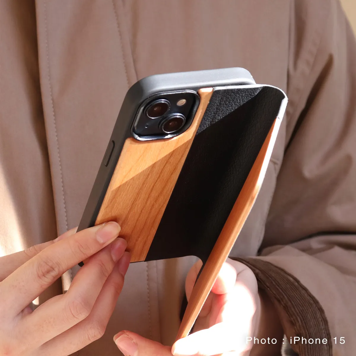 □【15/14/13】「iPhone 15/14/13 FLIPCASE」木目の美しさをシンプルに
