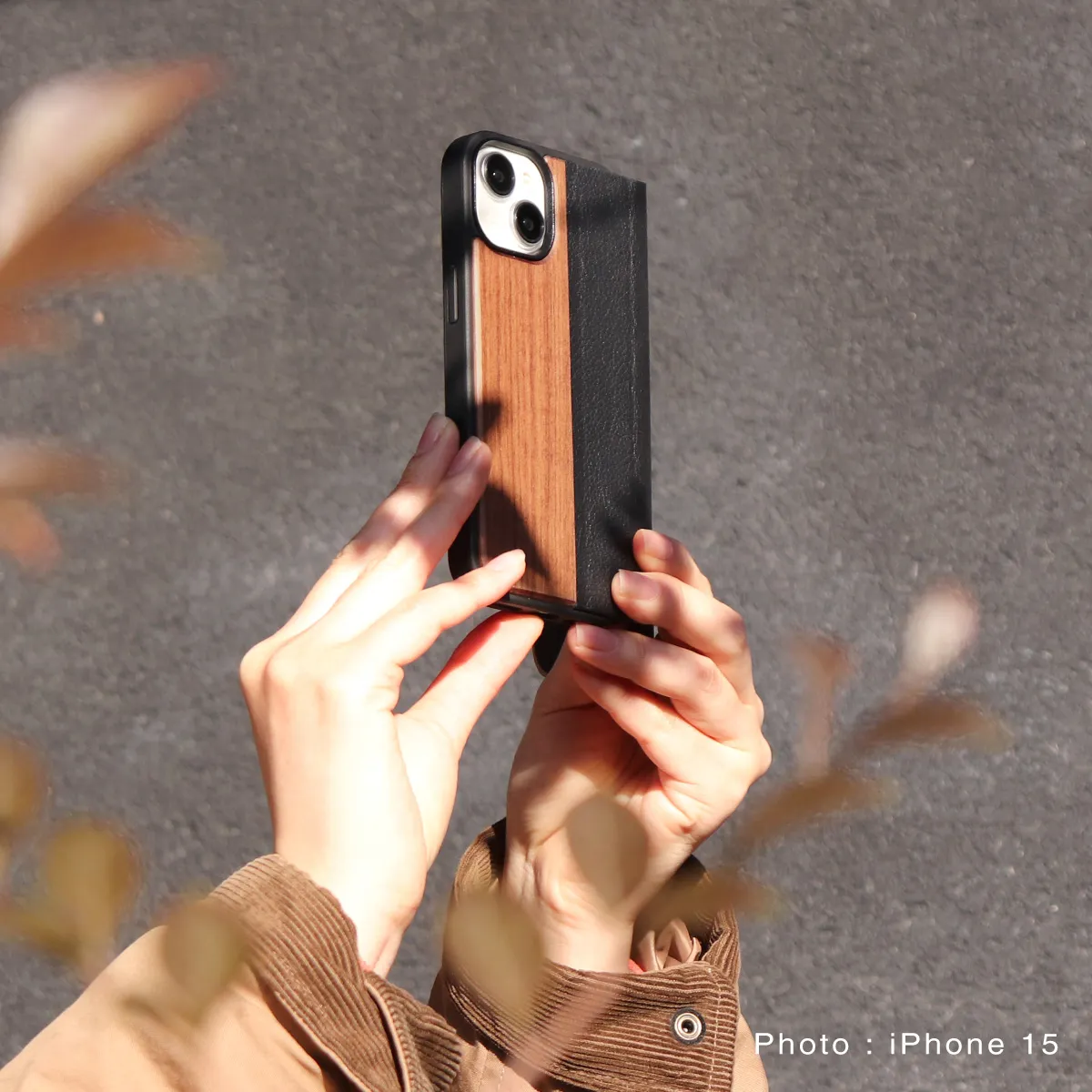□【15/14/13】「iPhone 15/14/13 FLIPCASE」木目の美しさをシンプルに