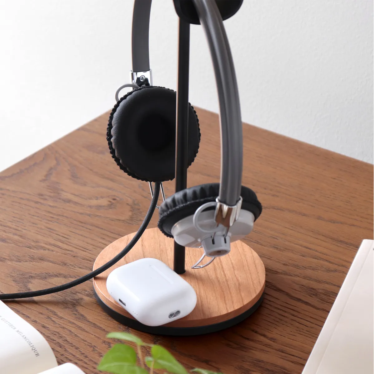 Headphone Stand」ヘッドホンの置き場所をつくる、木製ヘッドホン