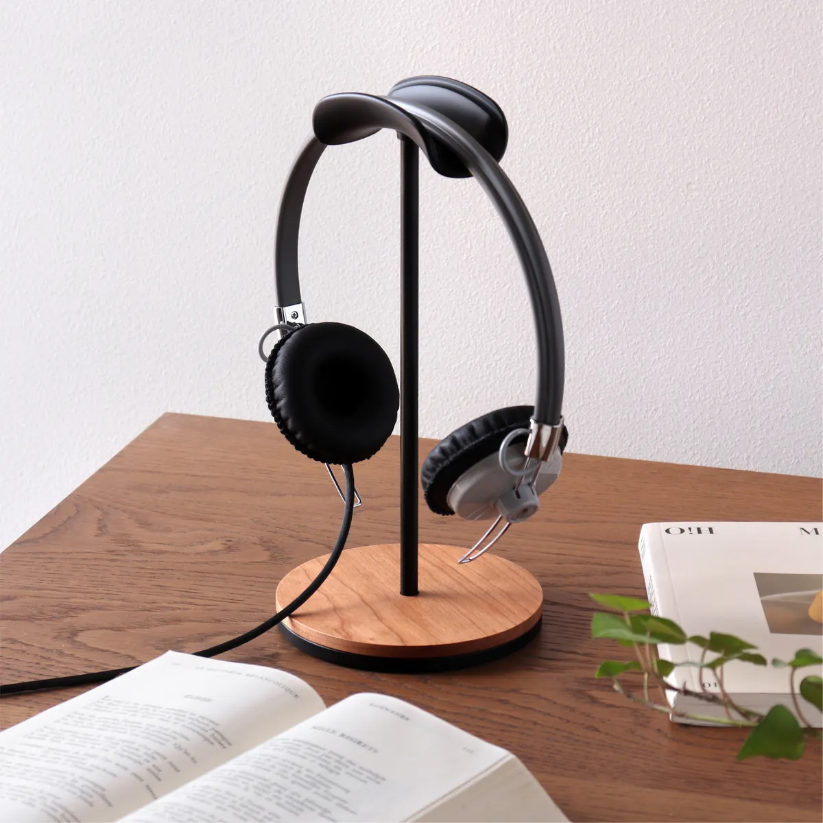 Headphone Stand」ヘッドホンの置き場所をつくる、木製ヘッドホン