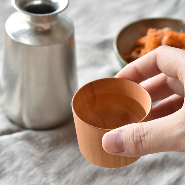 【Hacoa×能作】「Sake Set」収納時の佇まいも美しい、錫の徳利と天然木のお猪口セット