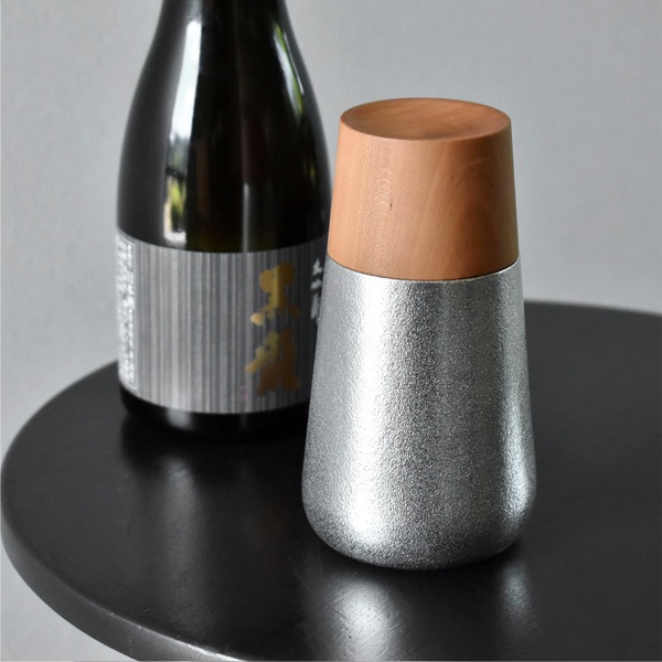 【Hacoa×能作】「Sake Set」収納時の佇まいも美しい、錫の徳利と天然木のお猪口セット