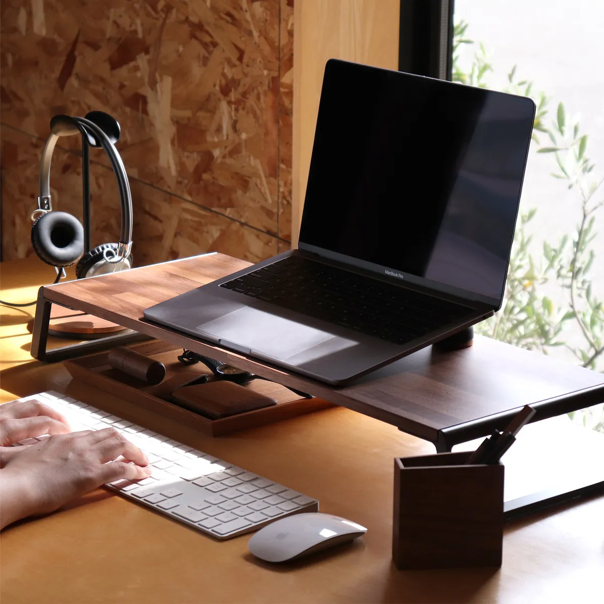 Monitor Stand」木の温もりと、アルミの機能美。視線と空間を整える
