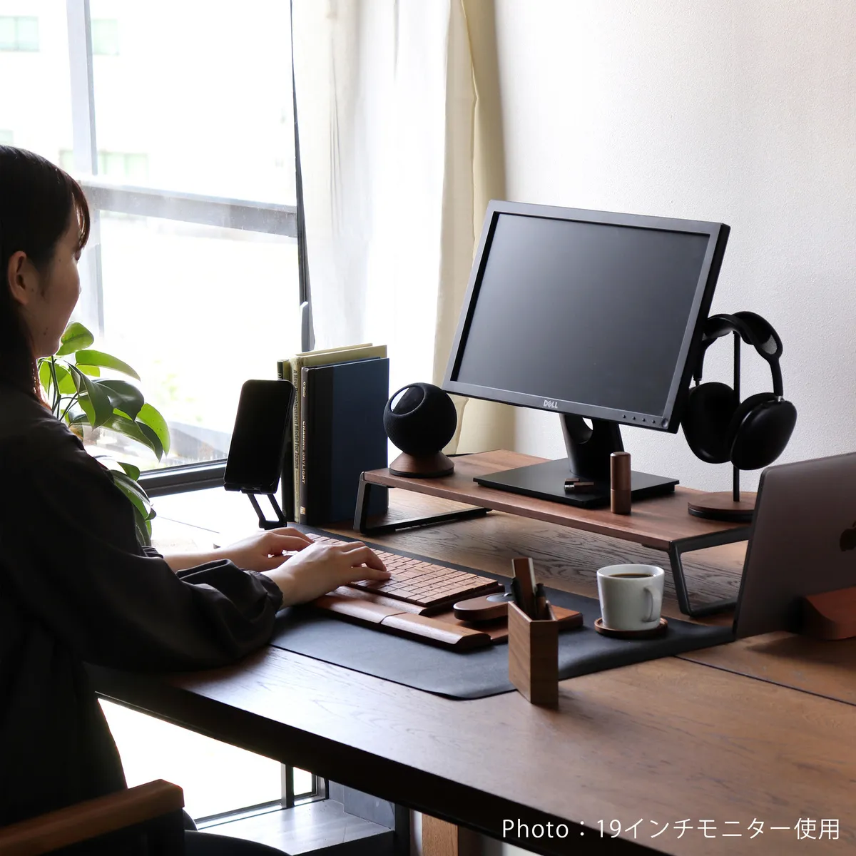 Monitor Stand」木の温もりと、アルミの機能美。視線と空間を整える