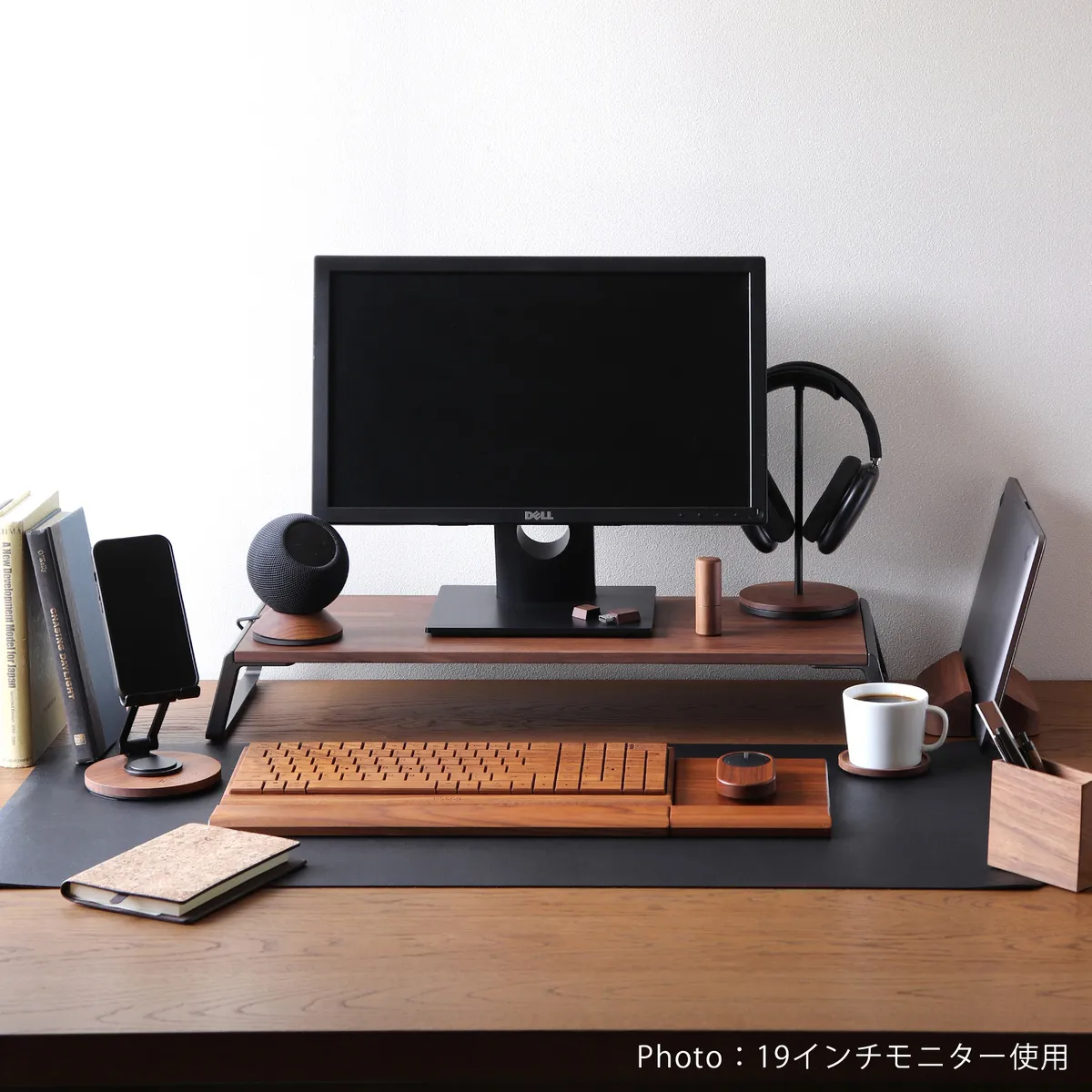 Monitor Stand」木の温もりと、アルミの機能美。視線と空間を整える