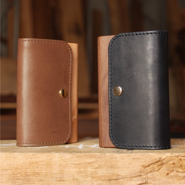 「Flap Card Case」使うほどに愛着増す木と革の名刺入れ/北欧風デザイン・メンズ・レディース