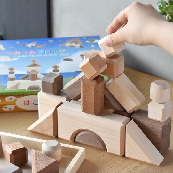 角を使って様々な積み方ができる積み木「つみつみブロック Mサイズ(28ピース)」