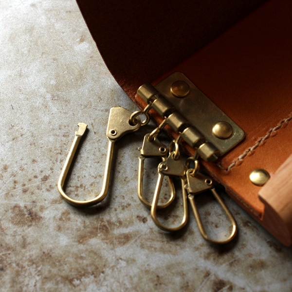 生産終了】【Hacoa×HERZ】「SNAP KEYCASE」ポチッと心地よく開閉する木