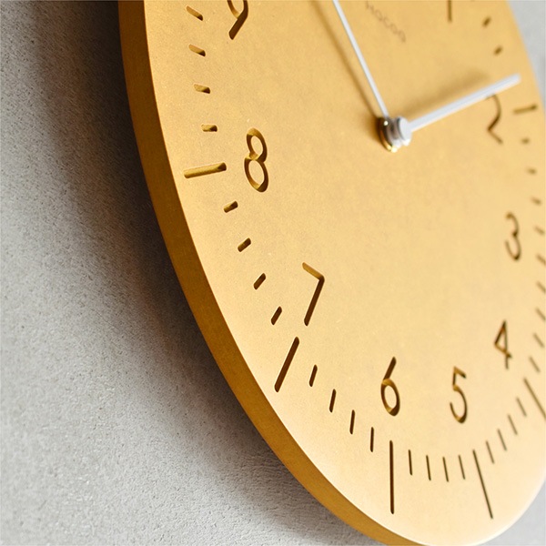 【生産終了】「Wall Clock Colored」サスティナブルで目を引くカラーリングの木製壁掛け時計