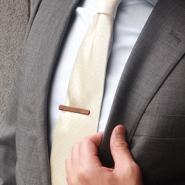 プレミアム Tie Bar 黒檀 本物の木から削り出した芸術品のような木製ネクタイバー ネクタイピン おしゃれな北欧風木製雑貨 贈り物 名入れギフト Hacoaオンラインストア