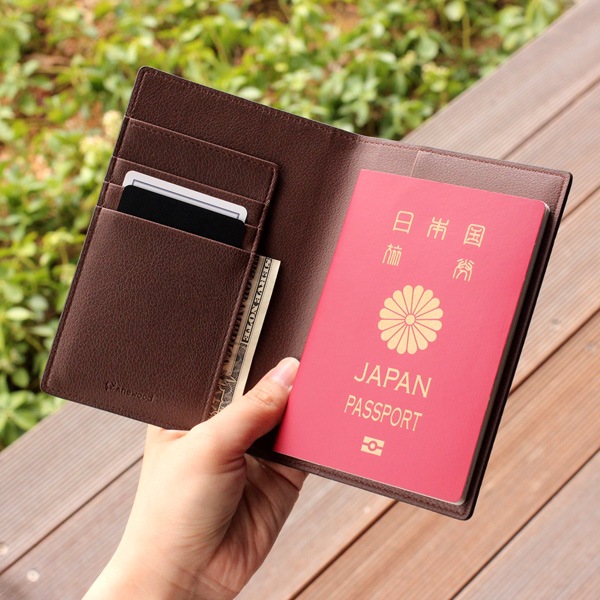 【生産終了】「CONNIE Plain Passport Holder」取り出しやすく、シンプルな使い心地のパスポートホルダー・ケース/名入れ可能
