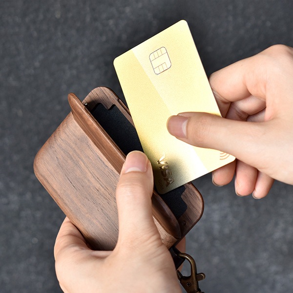 「IC-Pass Case Gentle」ICカードを収納したままタッチ決済、フラップの開閉が特徴のパスケース