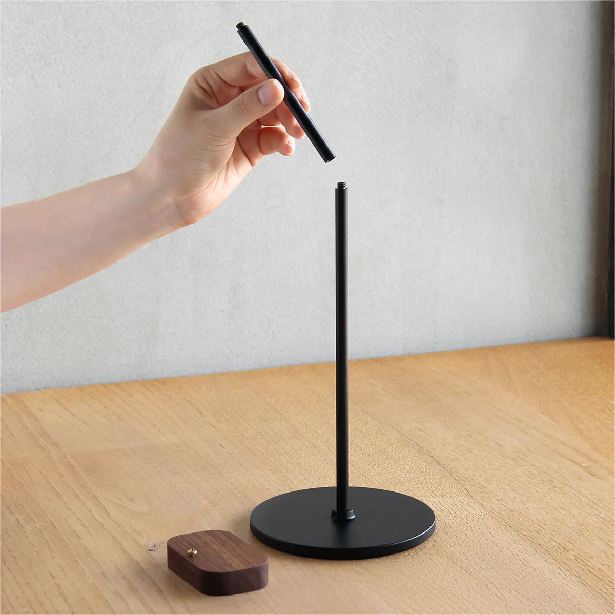 「Clock Stand」掛け時計を置き型にできる時計スタンド/Hacoaブランド