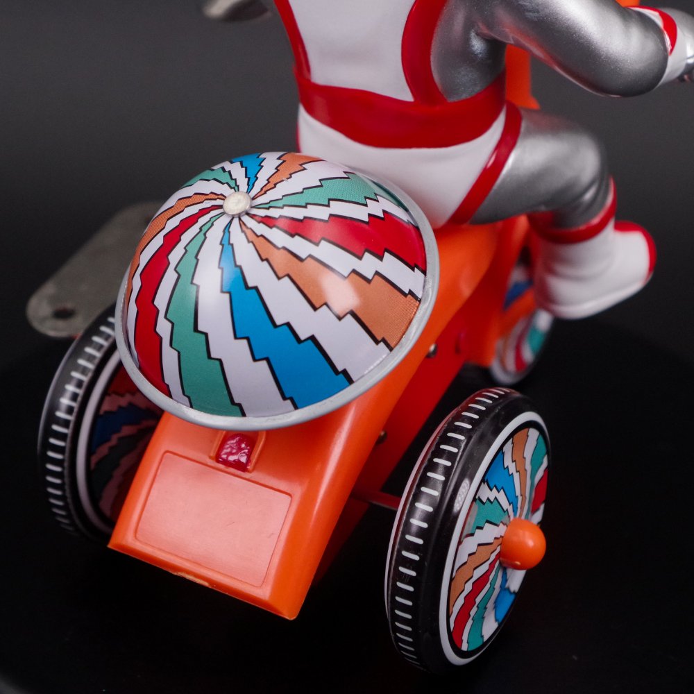 ソフビ/Kaiju One/シルバー仮面ジャイアント 三輪車｜墓場の画廊ONLINE