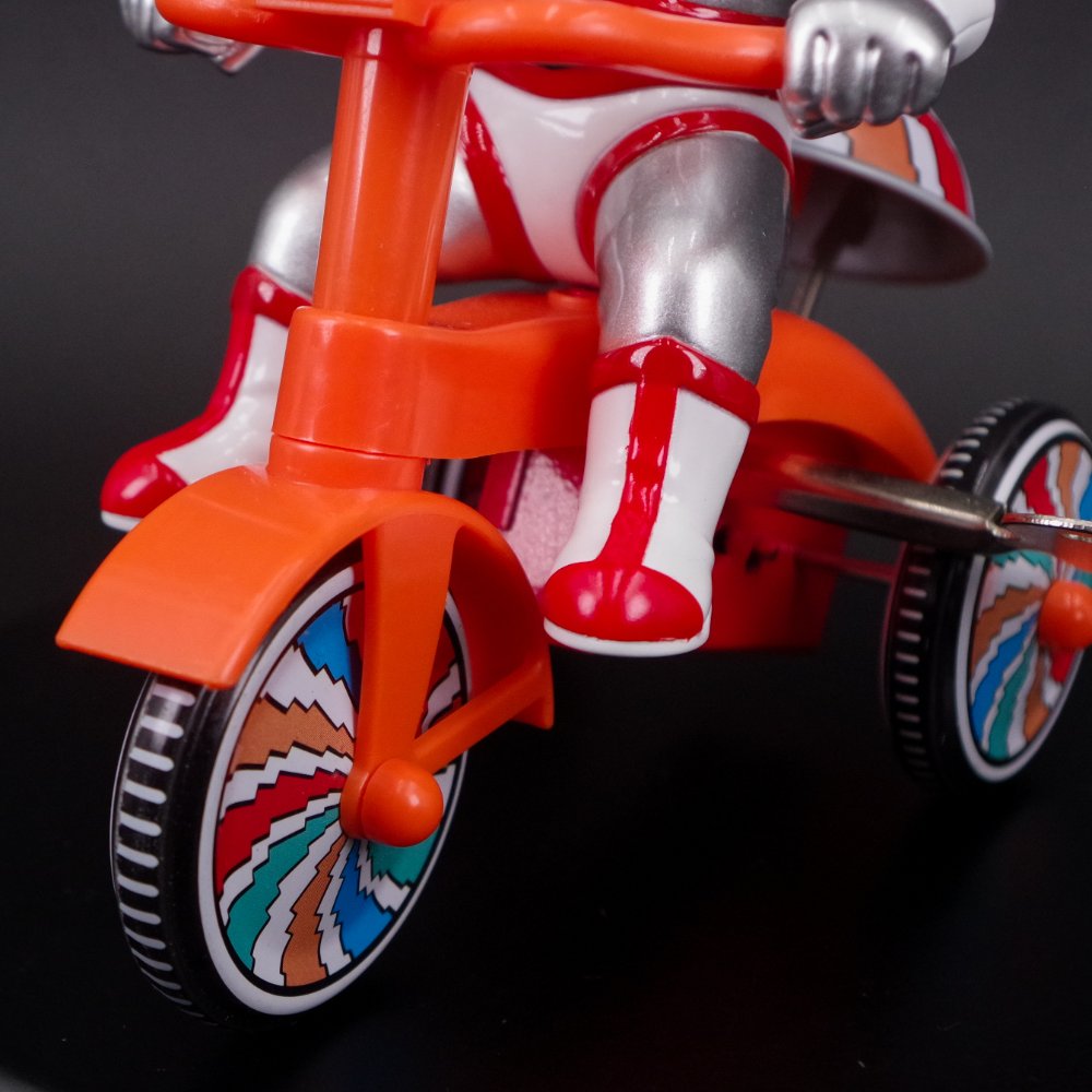 ソフビ/Kaiju One/シルバー仮面ジャイアント 三輪車｜墓場の画廊