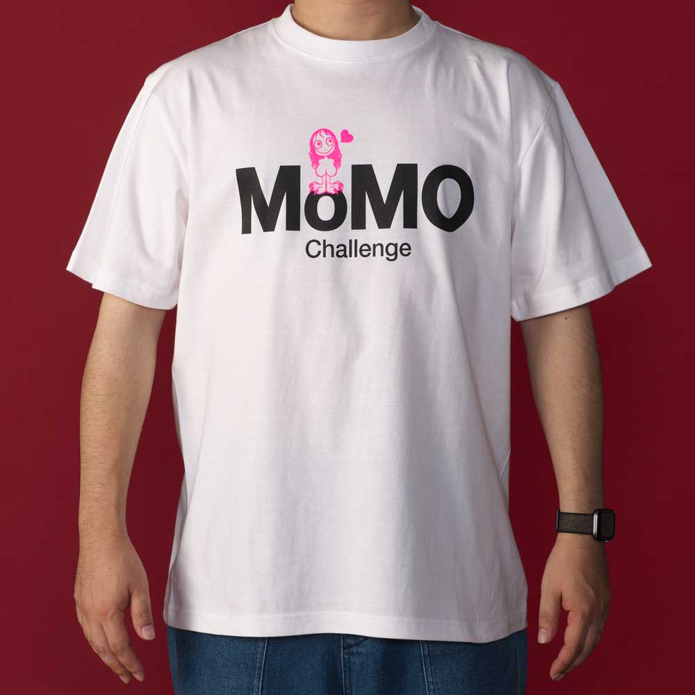 都市伝説展/MOMO Tシャツ/ホワイト｜墓場の画廊ONLINE STORE