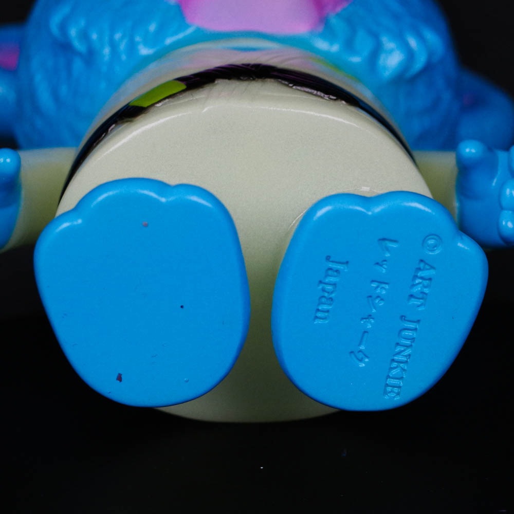 ソフビ/ART JUNKIE x レッドシャーク/ちび柔術片目クマ/蓄光｜墓場の