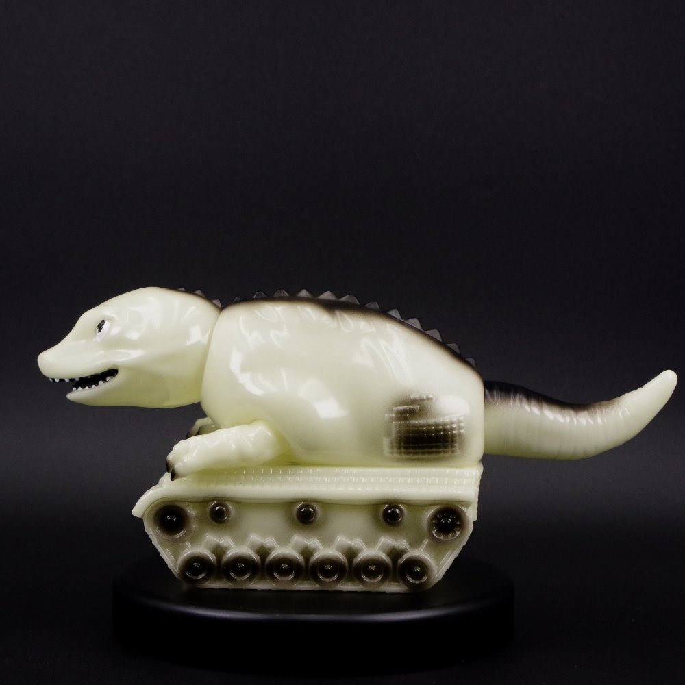 蓄光ナメゴン　恐竜戦車 蓄光好き注目！ ELECTRIC TOYS製「恐竜戦車 3期カラー」は蓄光だ