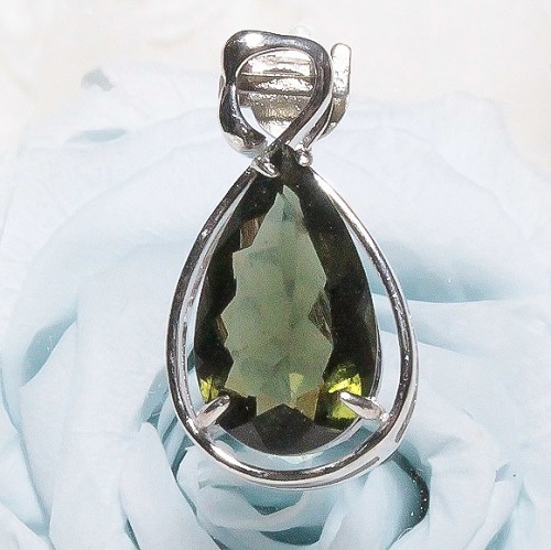 中央宝研鑑別済 モルダバイト ペンダントトップ 約4.5ct 大きくて ...