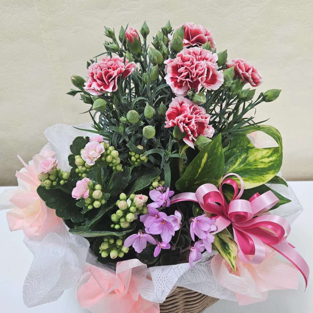 摘みたての花束のようなナチュラルバスケットアレンジ｜退職祝い・母の日ギフトに 〜花たく〜 Hanataku | バスケットアレンジ Mサイズ 母の日> 花束・アレンジメント
