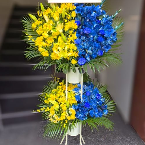 商品サムネイル: 【左・右】ハーフ＆ハーフ　お祝いスタンド花二段　30000円