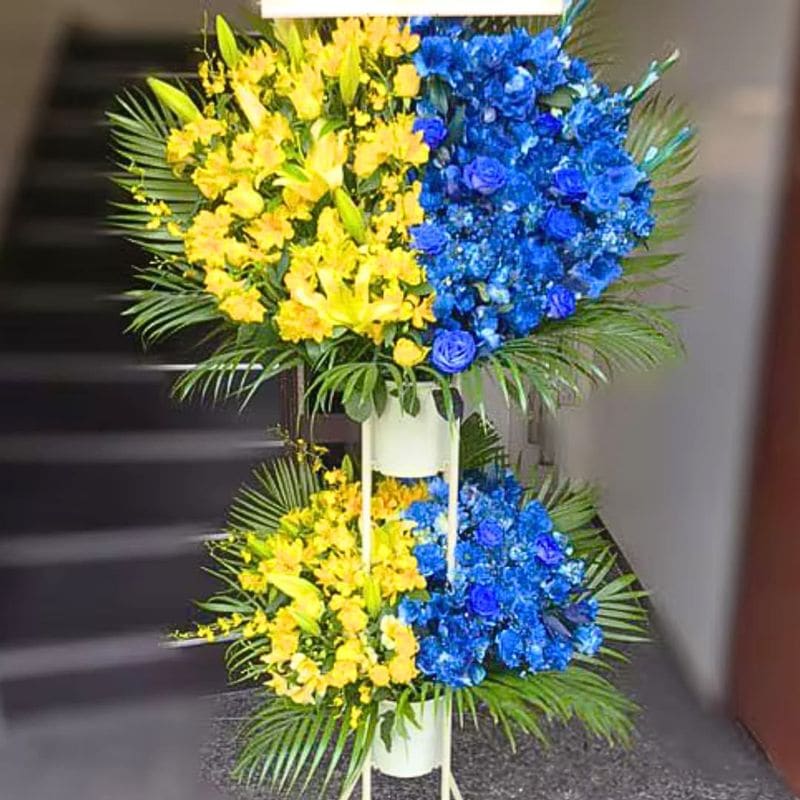 商品サムネイル: 【左・右】ハーフ＆ハーフ　お祝いスタンド花二段　30000円
