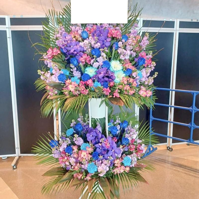 商品サムネイル: とても喜ばれる圧倒的存在感のスタンド花二段　65000円