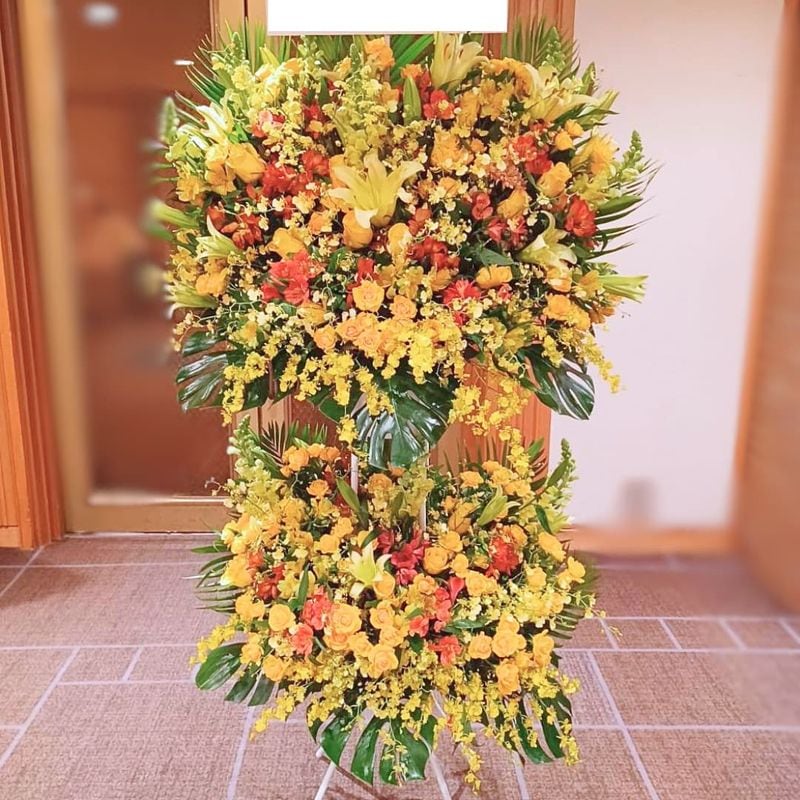 商品サムネイル: とても喜ばれる圧倒的存在感のスタンド花二段　85000円