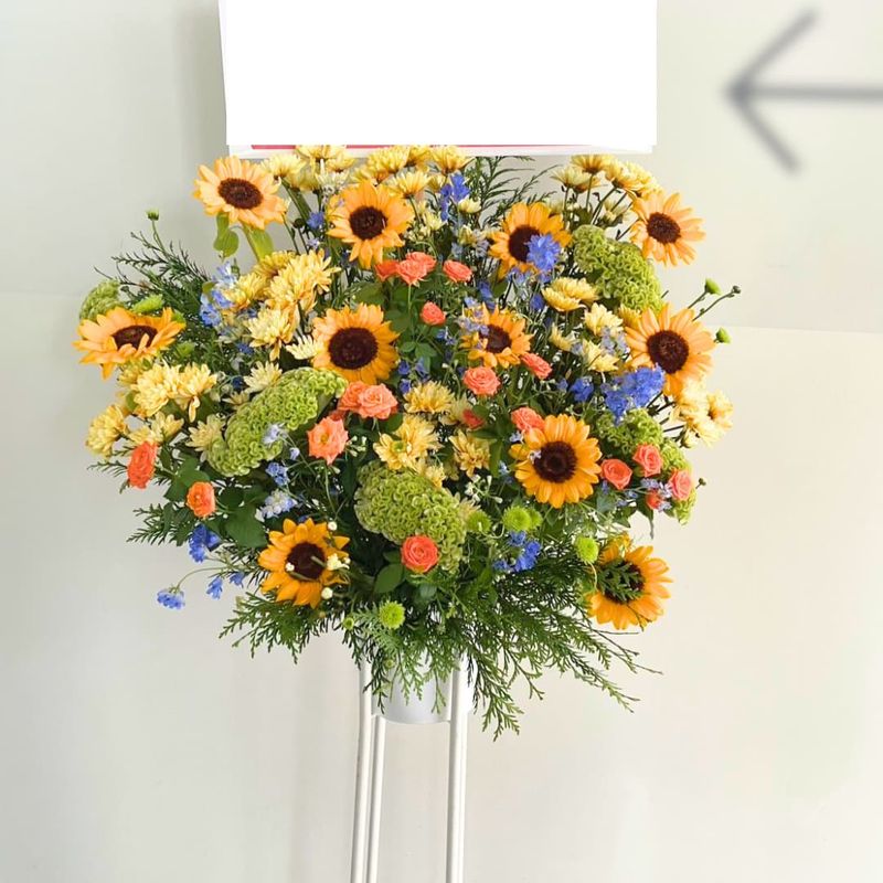 商品サムネイル: 【夏限定！8/31まで】【カラフルおまかせのみ】ひまわり入りスタンド花1段　15000円