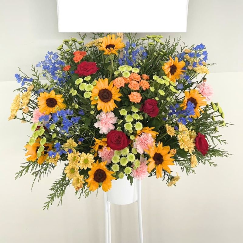 商品サムネイル: 【夏限定！8/31まで】【カラフルおまかせのみ】ひまわり入りスタンド花1段　16000円