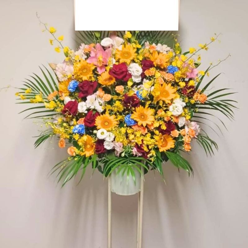 商品サムネイル: 【夏限定！8/31まで】【カラフルおまかせのみ】ひまわり入りスタンド花1段　19000円
