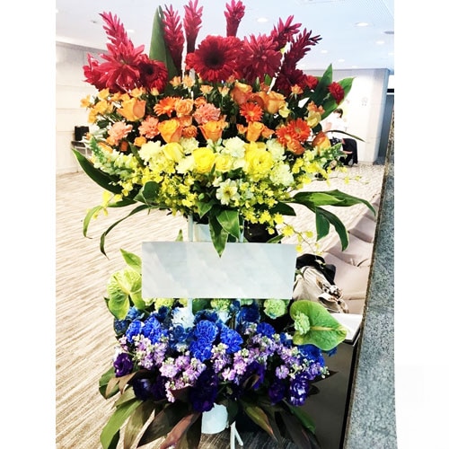 商品サムネイル: レインボーカラースタンド花二段　40000円