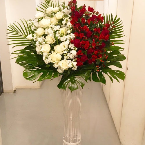 商品サムネイル: 【左・右】ハーフ＆ハーフ　お祝いスタンド花一段　25000円