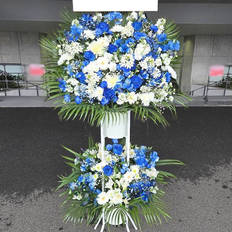 商品サムネイル: 【青バラ入り】お祝いスタンド花2段　35000円