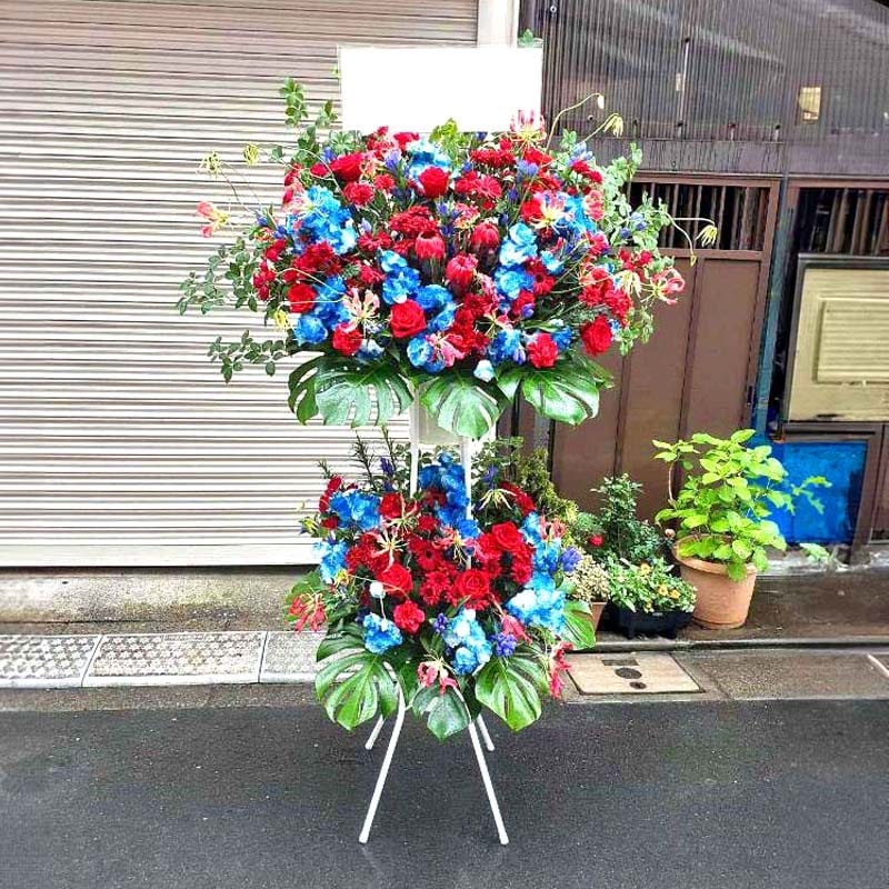 商品サムネイル: 【青バラ入り】お祝いスタンド花2段　35000円