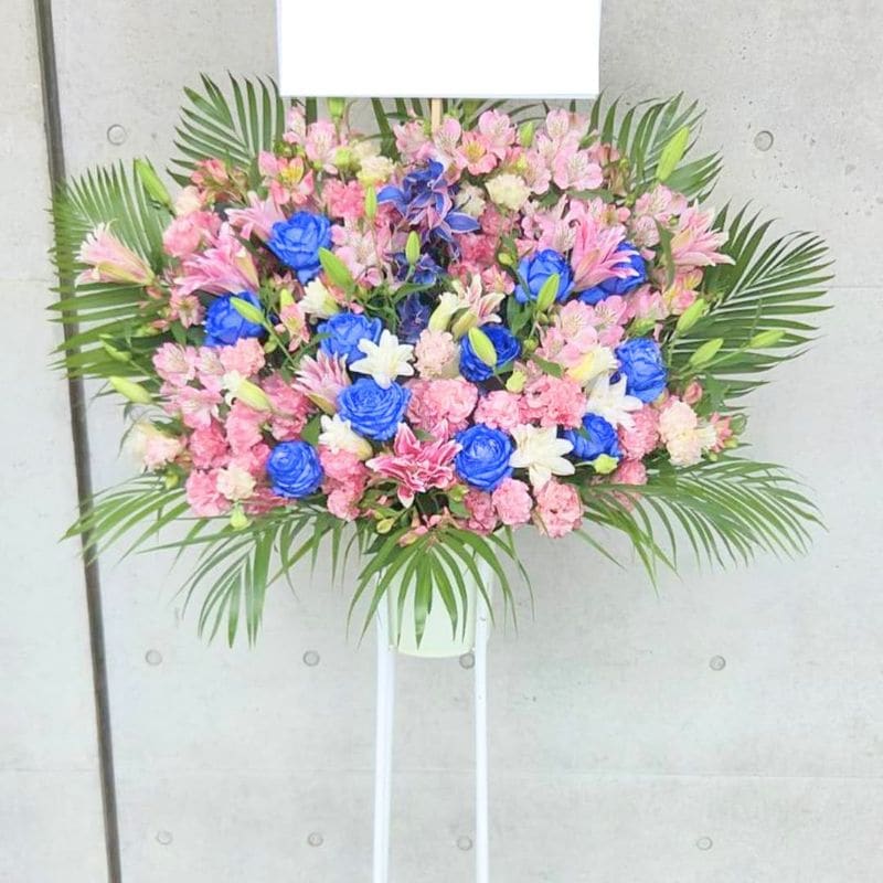商品サムネイル: 【青バラ入り】お祝いスタンド花1段　30000円