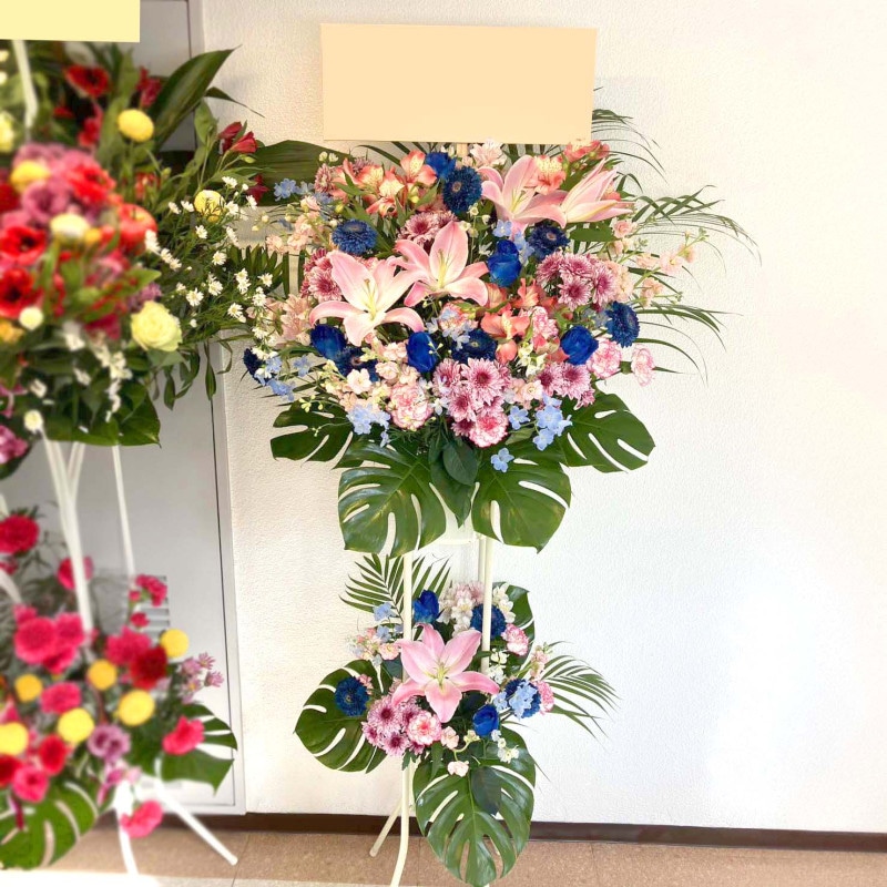 商品サムネイル: 【青バラ入り】お祝いスタンド花2段　30000円