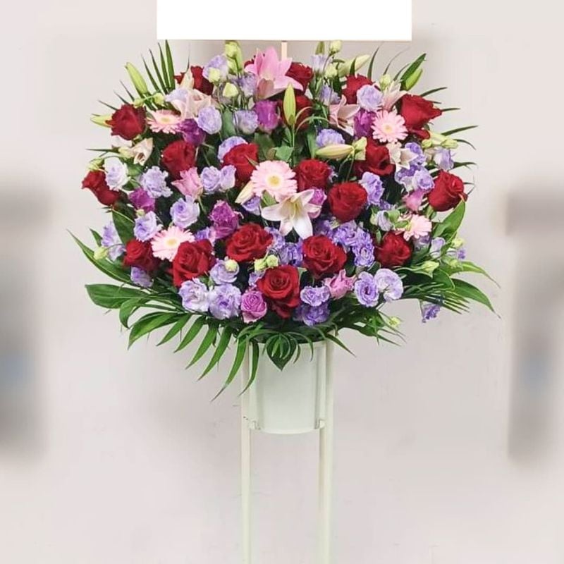 商品サムネイル: 【赤バラ入り】お祝いスタンド花1段　25000円