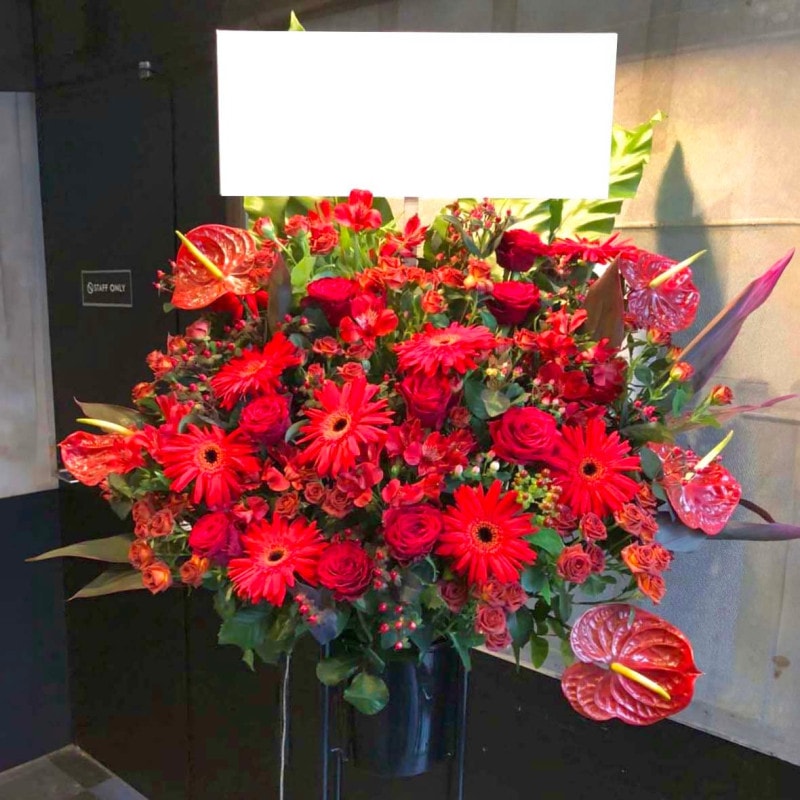 商品サムネイル: 【赤バラ入り】お祝いスタンド花1段　30000円