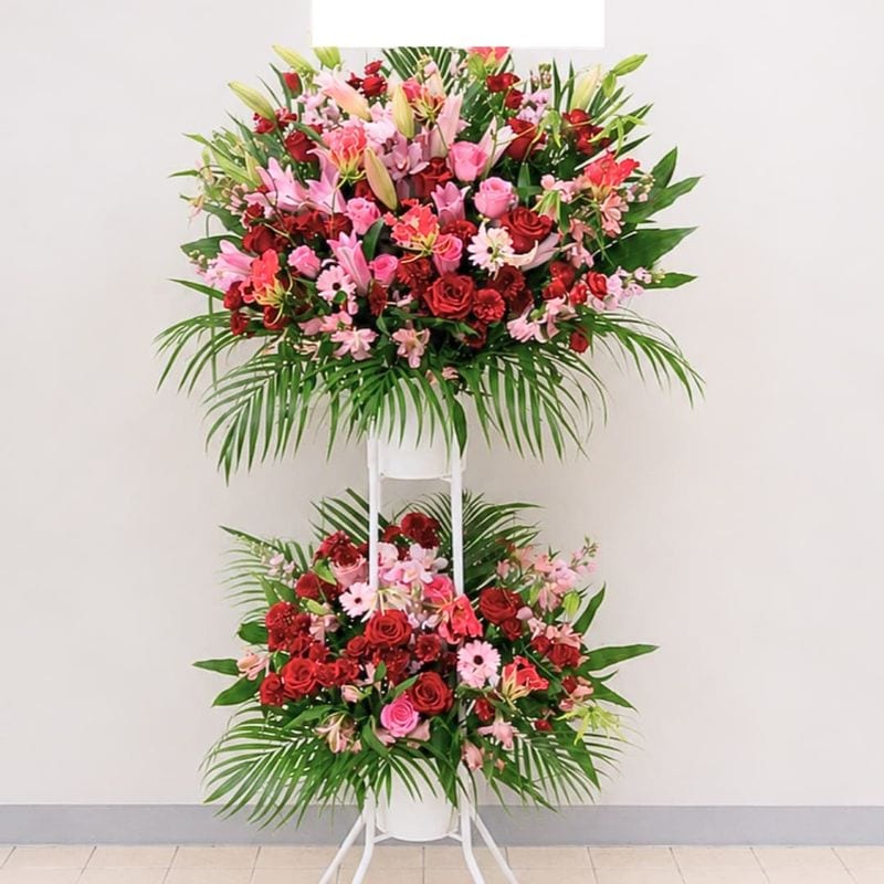 商品サムネイル: 【赤バラ入り】お祝いスタンド花2段　35000円