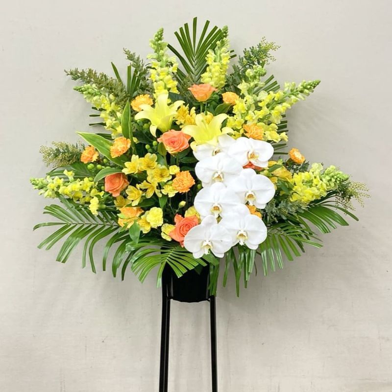 商品サムネイル: 【胡蝶蘭入り】スタンド花1段　25000円