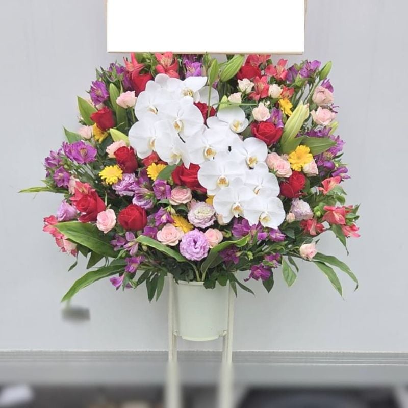 商品サムネイル: 【胡蝶蘭入り】スタンド花1段　40000円