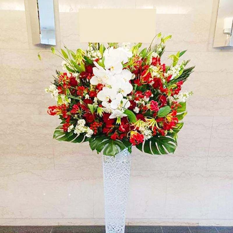 商品サムネイル: 胡蝶蘭入りスタンド花1段　40000円