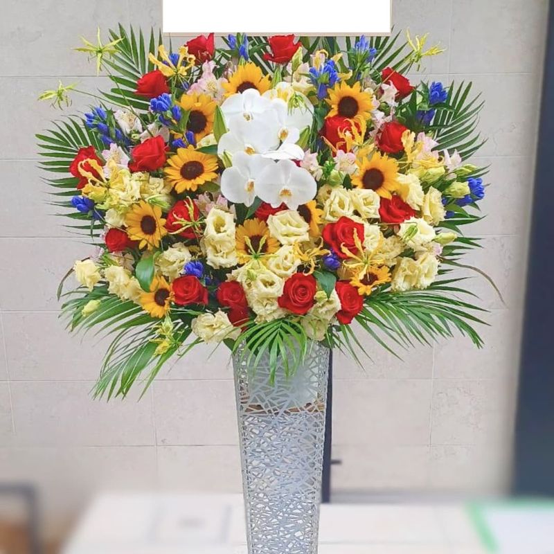 商品サムネイル: 【胡蝶蘭入り】スタンド花1段　50000円