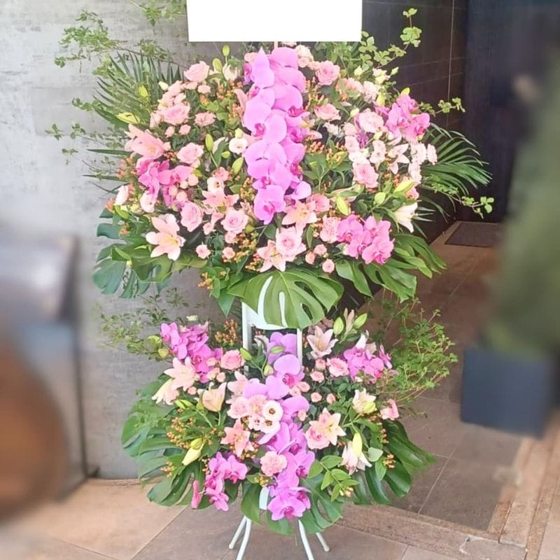 商品サムネイル: 【胡蝶蘭入り】スタンド花2段　50000円