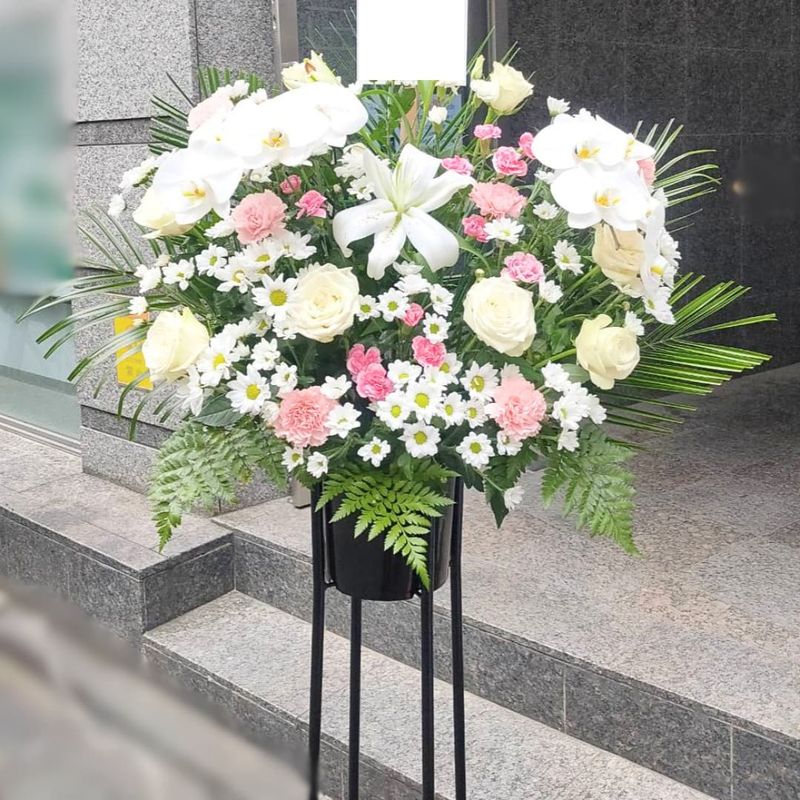 商品サムネイル: 【ユリ入り】スタンド花1段　25000円