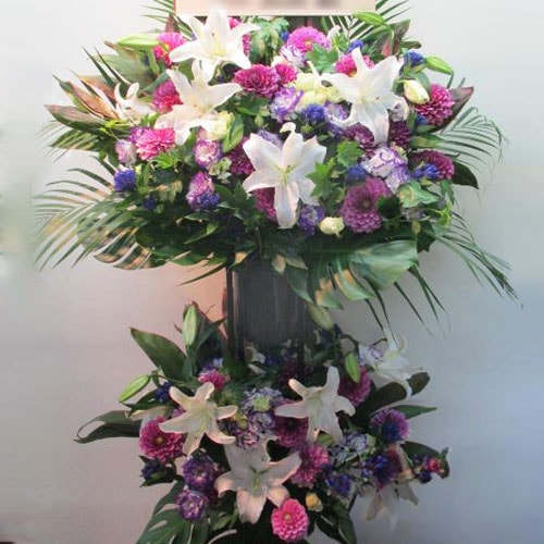 ユリ入りスタンド花を贈る | 【花助】祝花・厳選花屋から全国対応