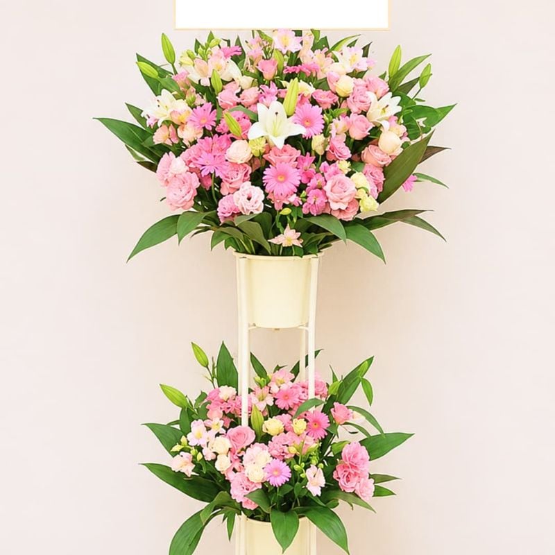 商品サムネイル: 【ユリ入り】スタンド花2段　30000円