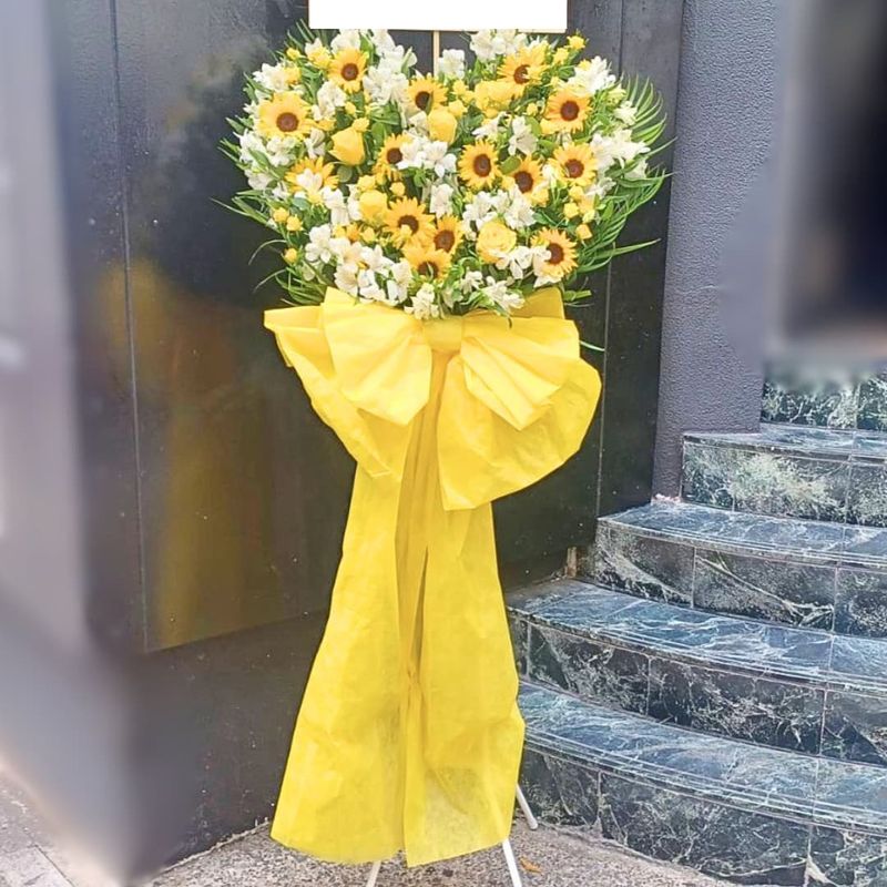 商品サムネイル: 【ロングリボン付き】ハート型スタンド花1段　35000円