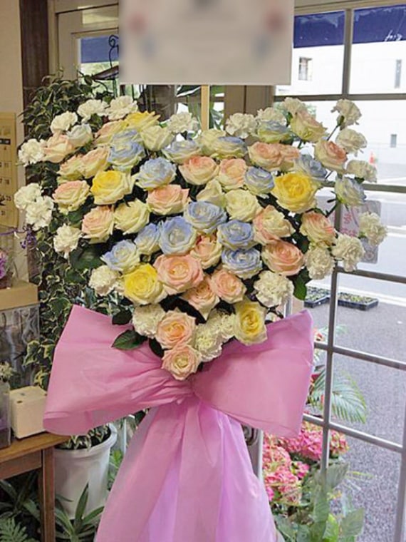 商品サムネイル: ハート型スタンド花1段 【ロングリボン付き】  35000円
